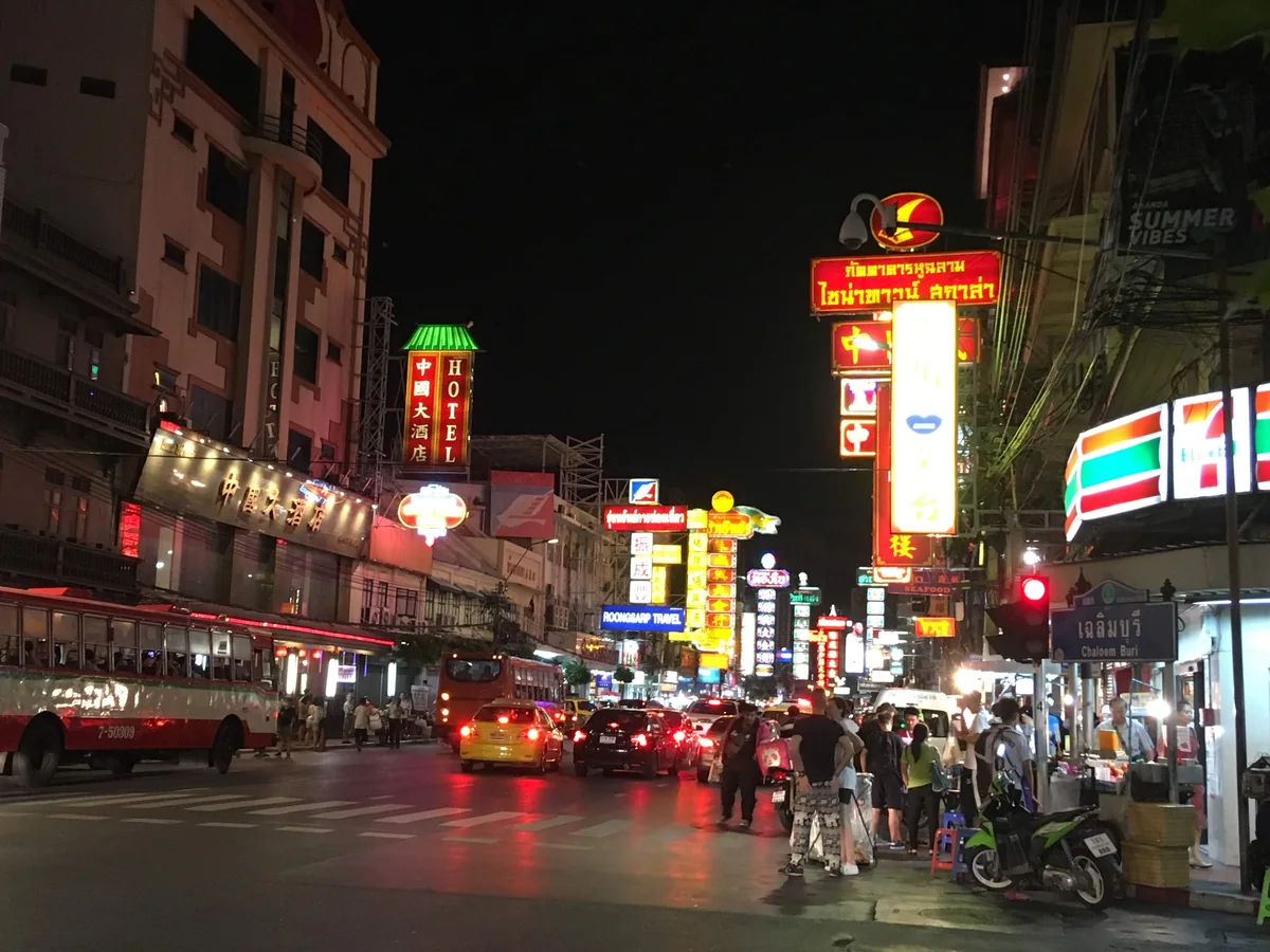 夜晚的耀華力路，霓虹招牌與車流擠滿曼谷唐人街的主街