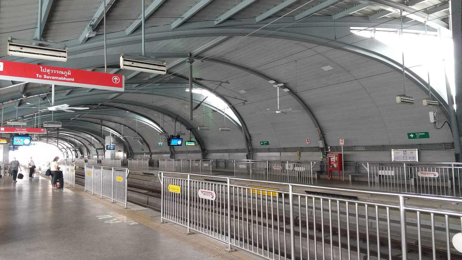 曼谷機場快線帕亞泰站月台，一列往蘇凡納布機場的列車停靠在月台旁