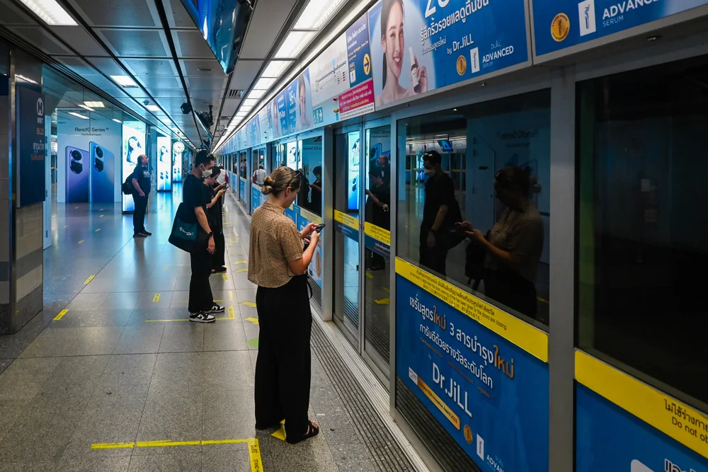 MRT 藍線 Sukhumvit 站的地下月台，乘客站在月台門前的黃線後等車