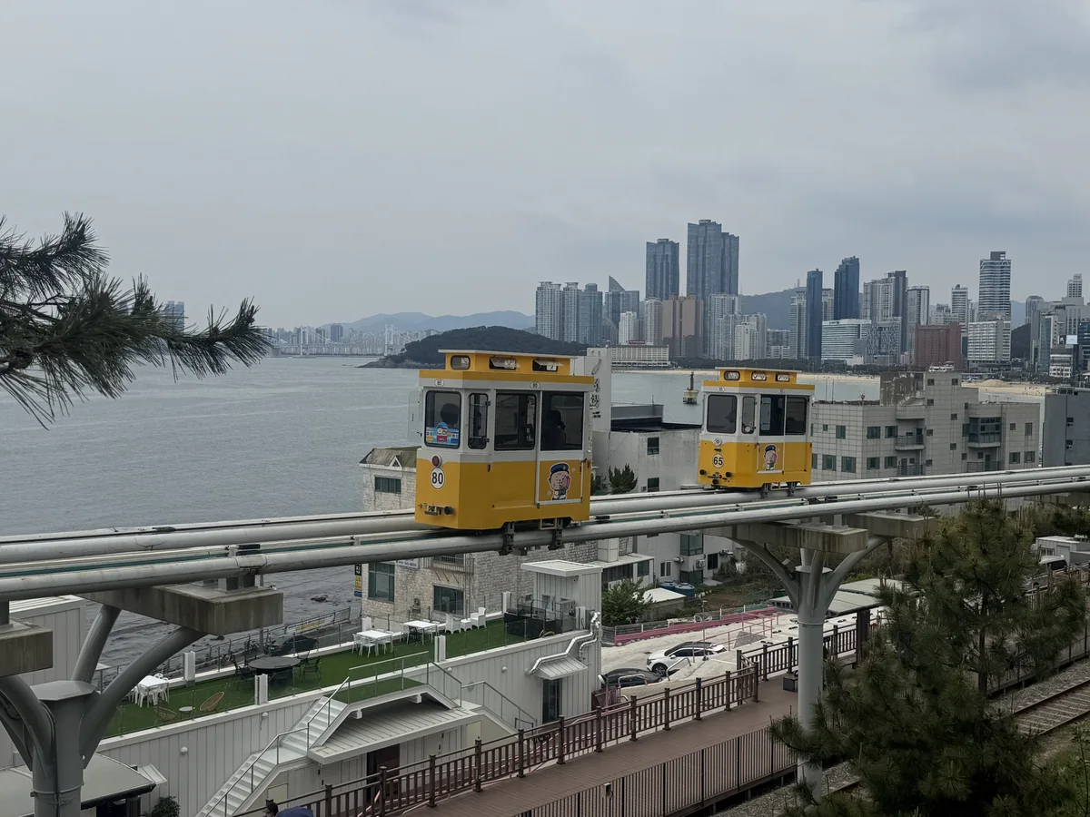 海雲台 Blueline Park 沿海岸行駛的天空膠囊