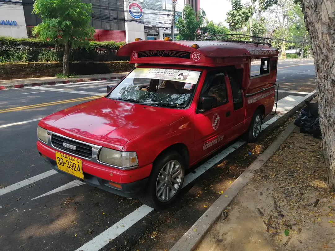 停在清邁路邊的紅色雙條車（รถแดง）