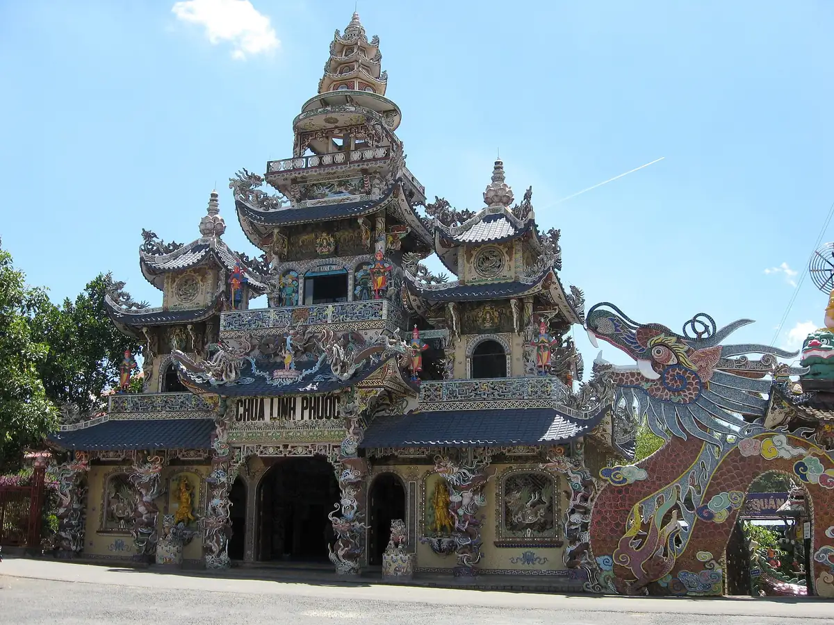 靈福寺的正面，多層塔樓與屋脊上滿是彩色碎瓷拼成的裝飾，右側是一條用碎瓷貼成的巨龍