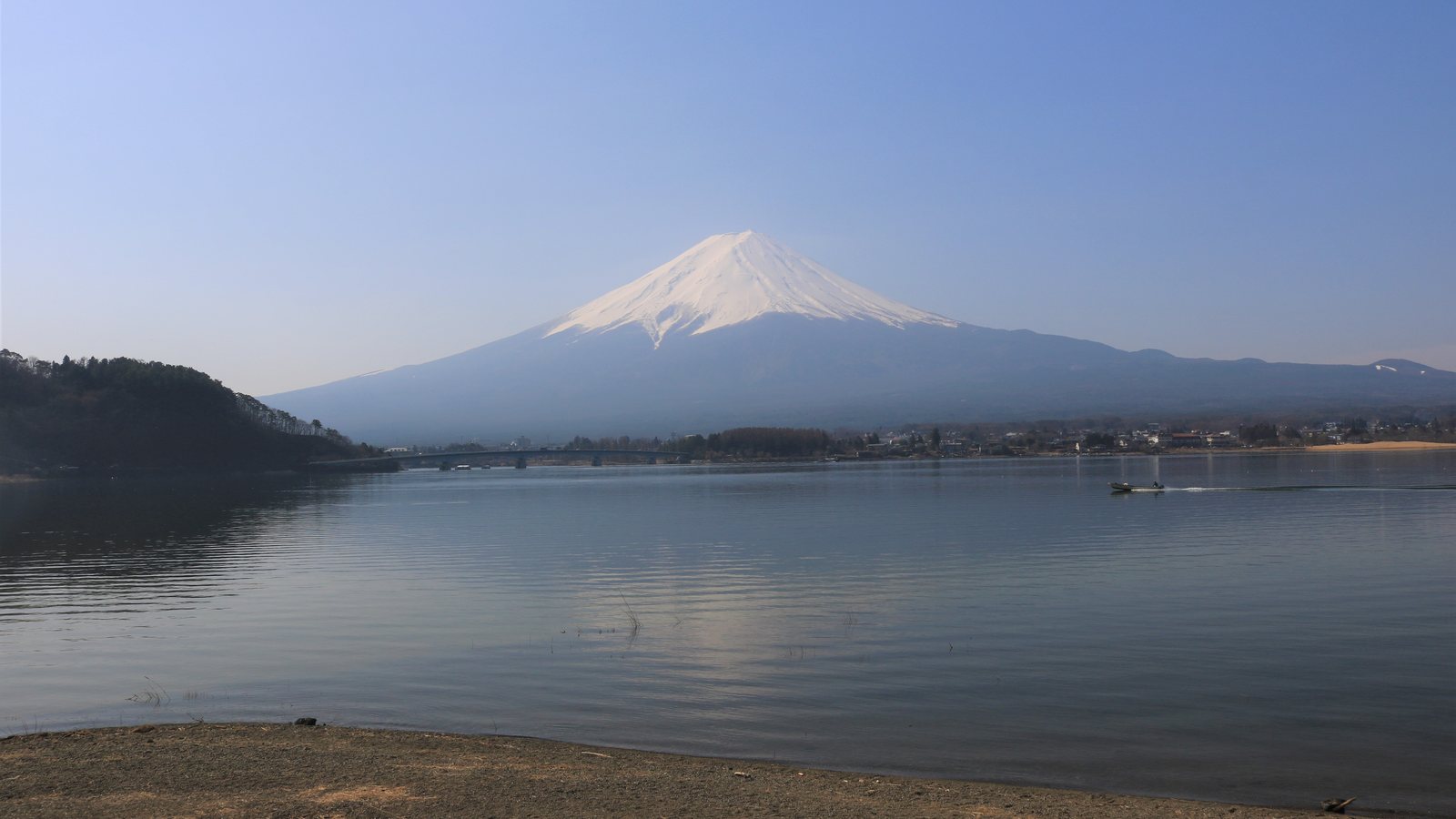三月早晨從河口湖湖畔望向山頂積雪的富士山