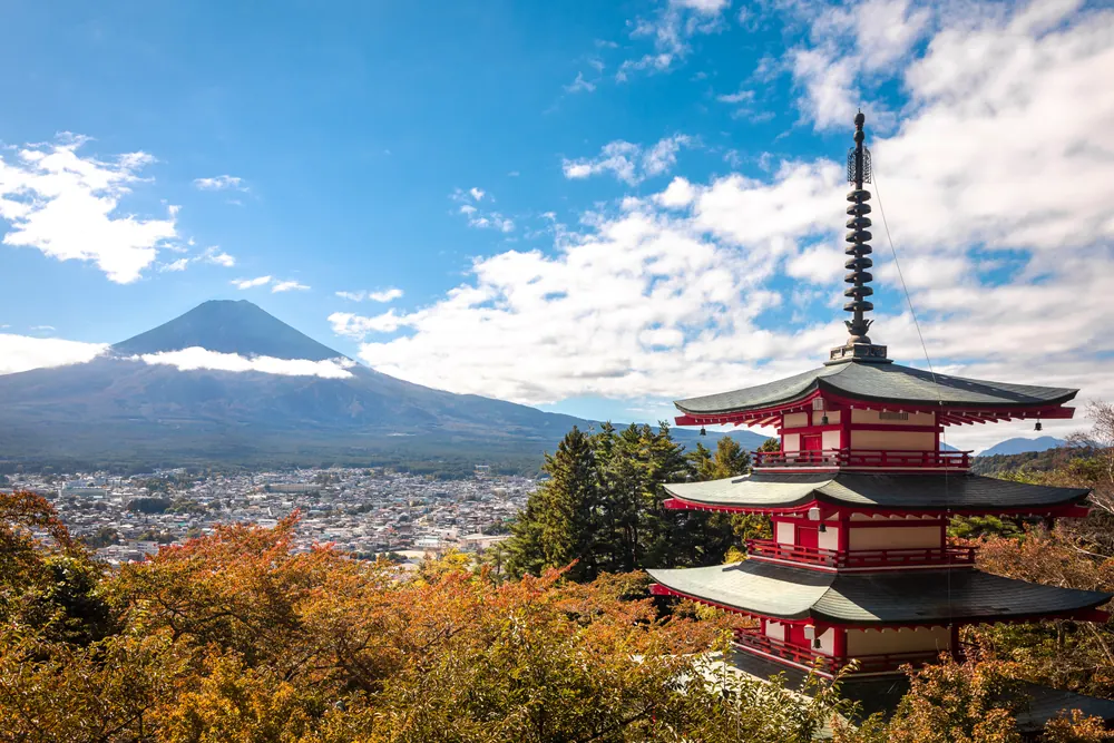 新倉山淺間公園的忠靈塔五重塔與遠方山頂積雪的富士山，2024 年 10 月
