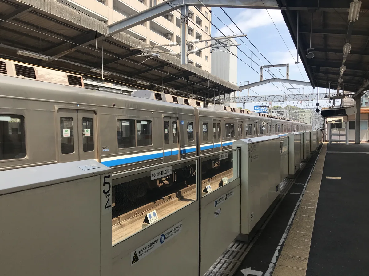 福岡市地下鐵月台與開往福岡空港站的 1000 系列車