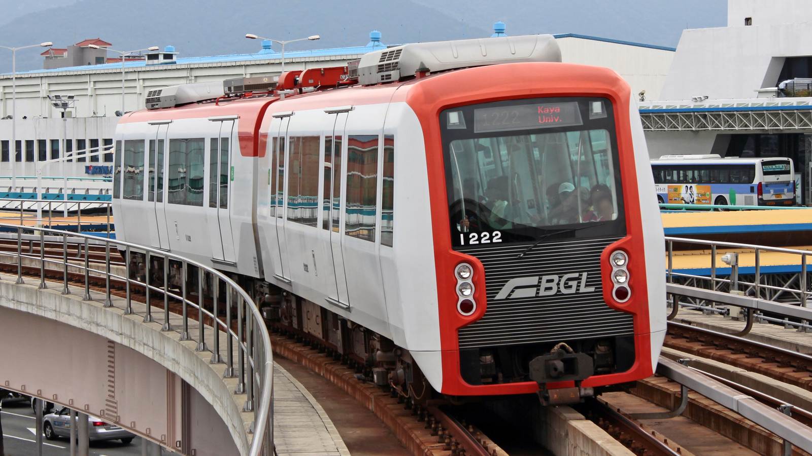 釜山金海輕軌列車停靠在高架的金海機場站