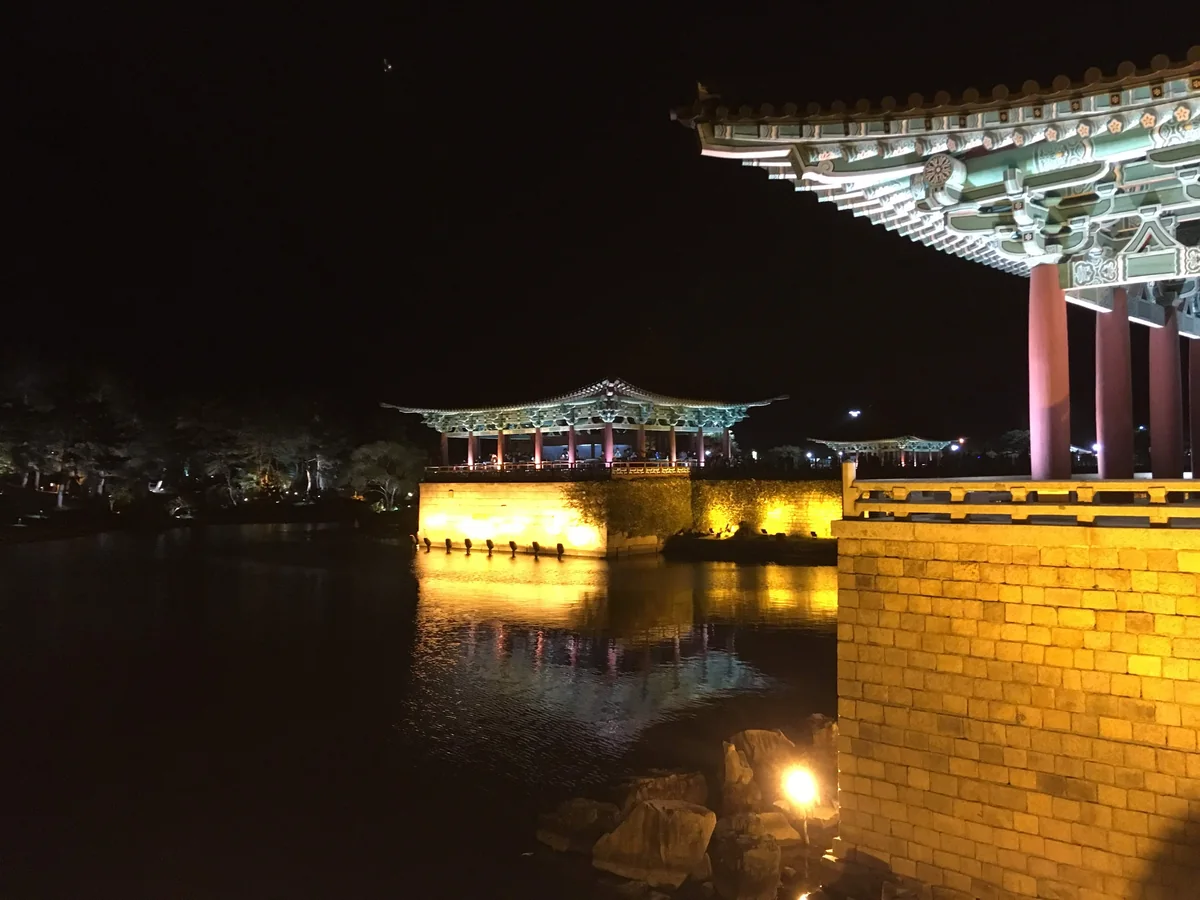 밤의 동궁과 월지, 조명이 켜진 누각이 연못 수면에 비치는 모습