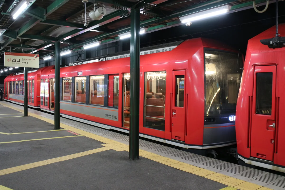 箱根登山電車 3000 系列車停在山區車站的月台旁