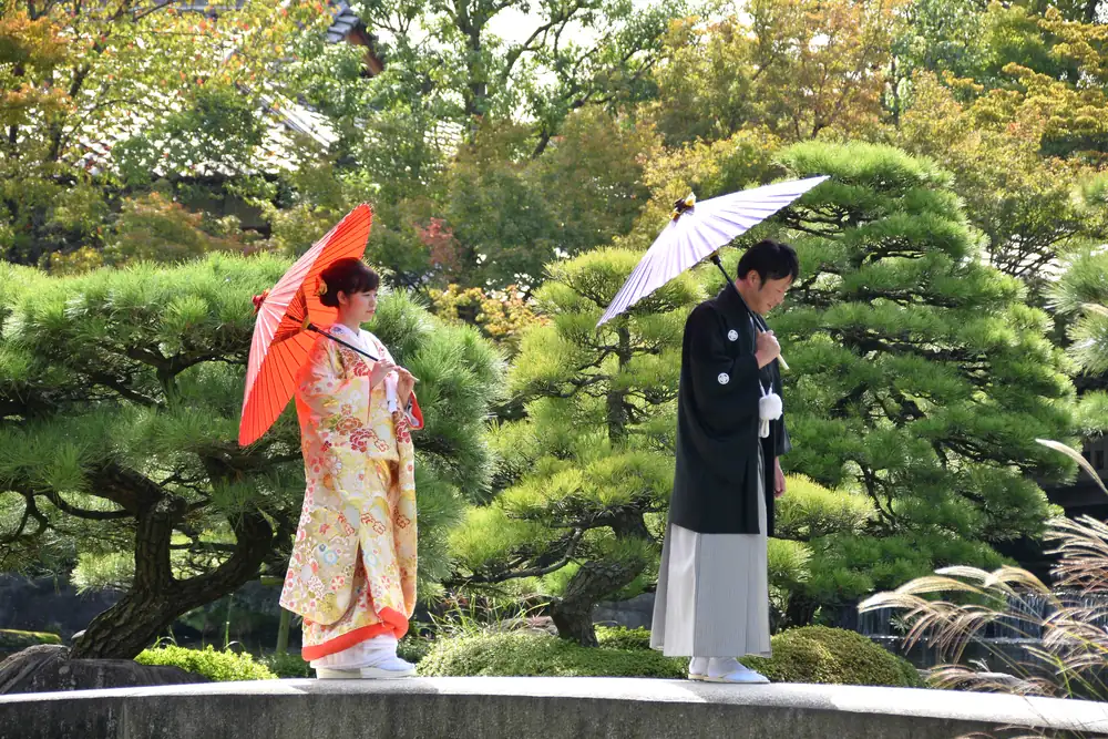 好古園池泉庭園的秋景，紅葉與池畔的石橋