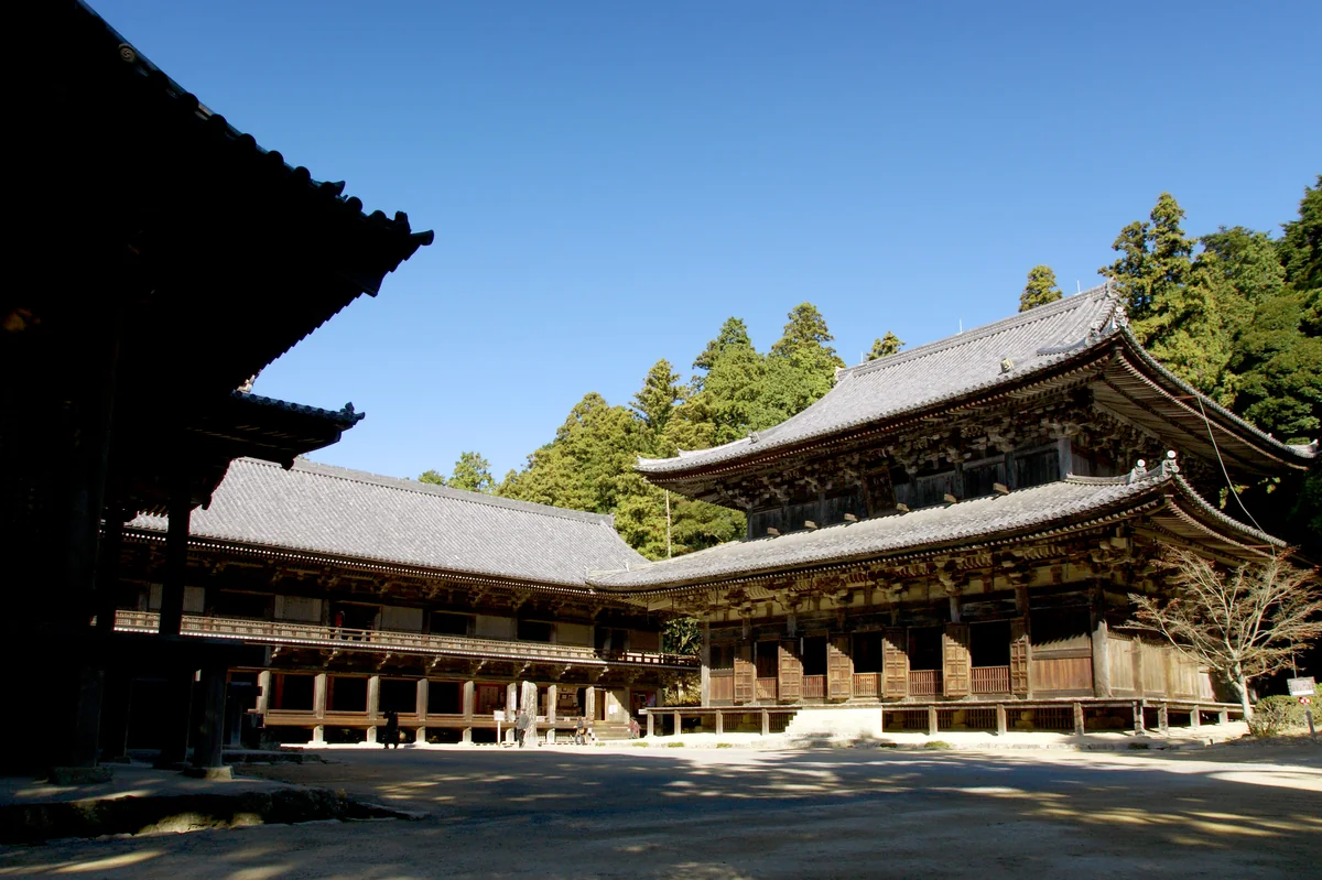 書寫山圓教寺三之堂：常行堂、食堂與大講堂三棟木造建築圍著廣場