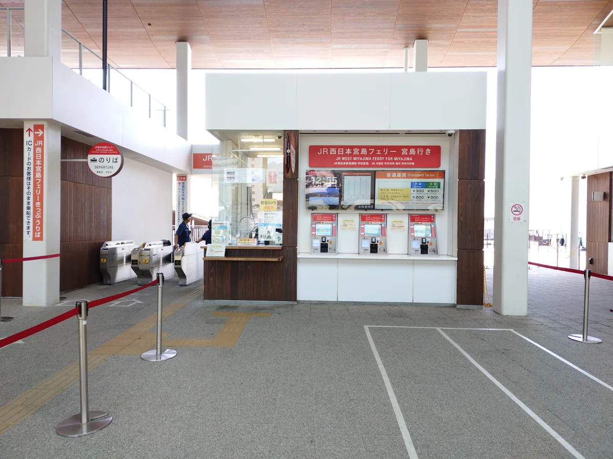 宮島口 JR 西日本宮島渡輪乘船口的閘門與售票機
