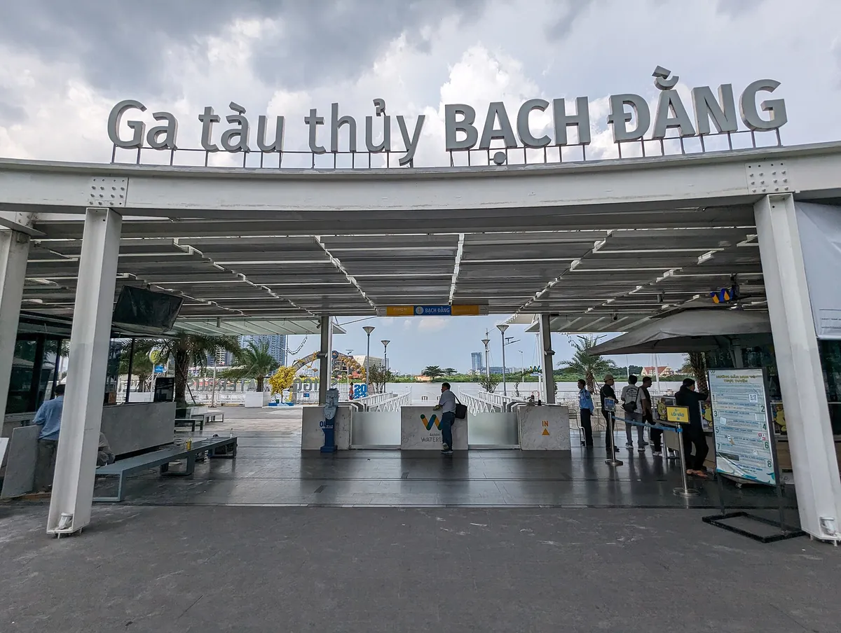 西貢河邊的 Bạch Đằng 水上巴士碼頭入口，棚架上方寫著 Ga tàu thủy BẠCH ĐẰNG，裡面是驗票閘口與候船區