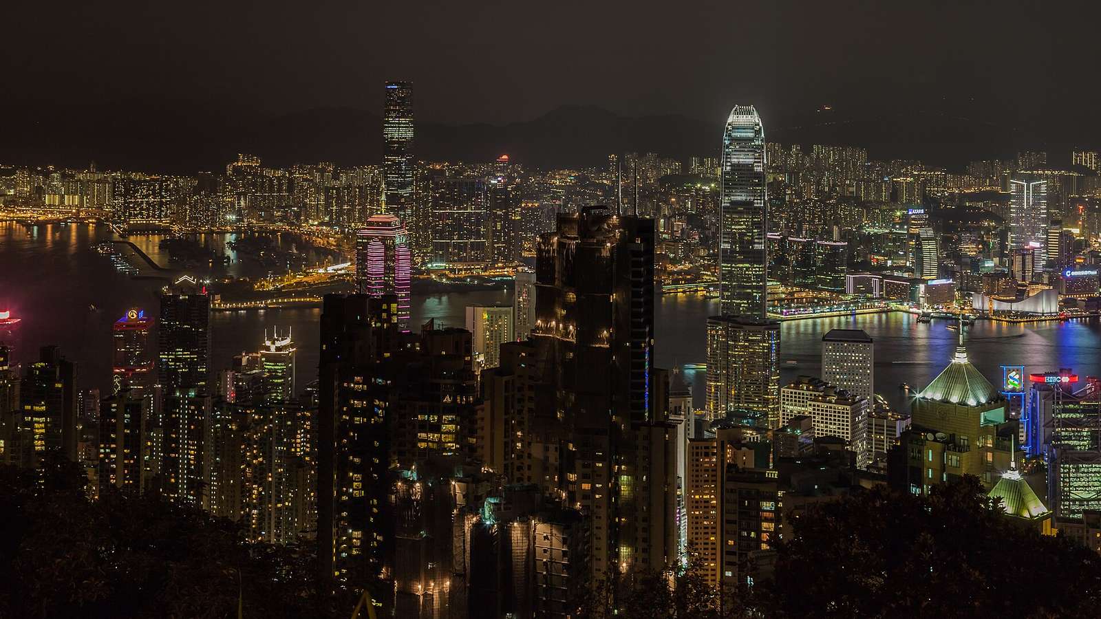 從太平山頂俯瞰維多利亞港兩岸的夜景，中環高樓與九龍燈火隔海相對