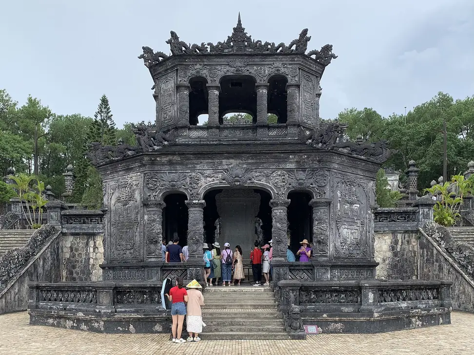 啟定陵的主體建築，深灰色的石造樓閣佈滿雕飾，正面兩側各有一道石階通上平台