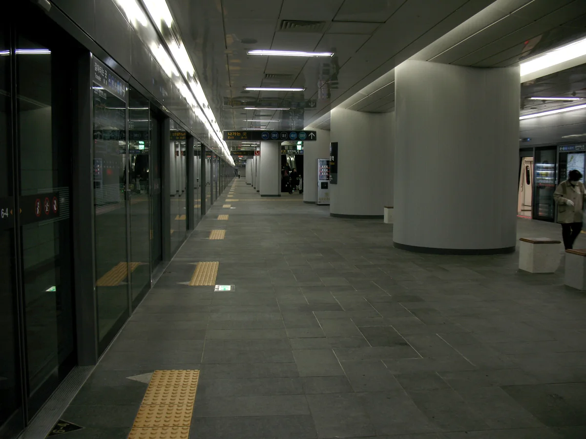 AREX platform and full-height platform screen doors at Seoul Station