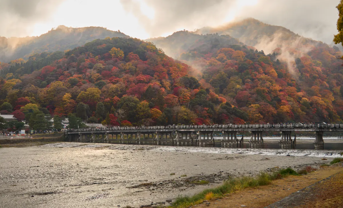 嵐山渡月橋與背後染成紅黃色的山面