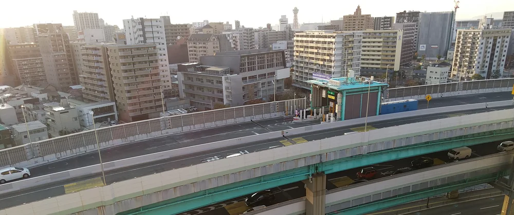 從高處俯瞰福岡都市高速環狀線吳服町收費站，高架道路兩側是博多的大樓