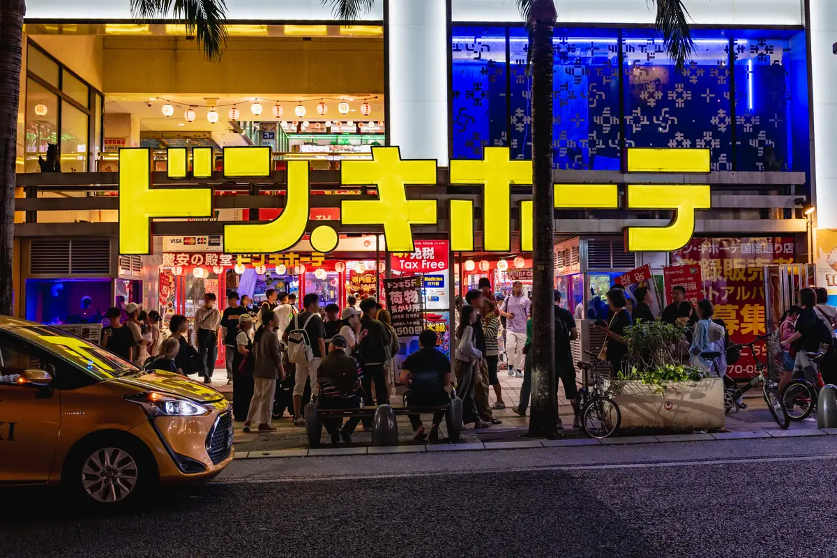 那霸國際通上的 ドン・キホーテ 店面夜景