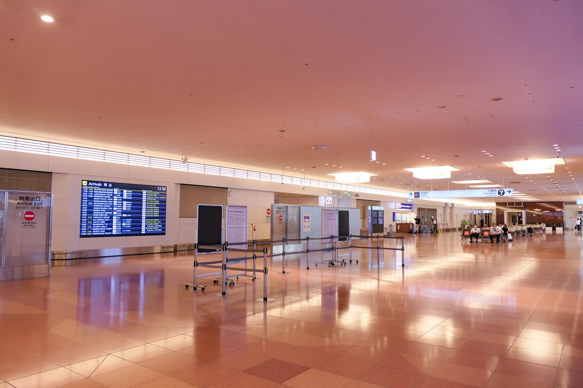 羽田機場第 3 航廈入境大廳，出關後的旅客與指標