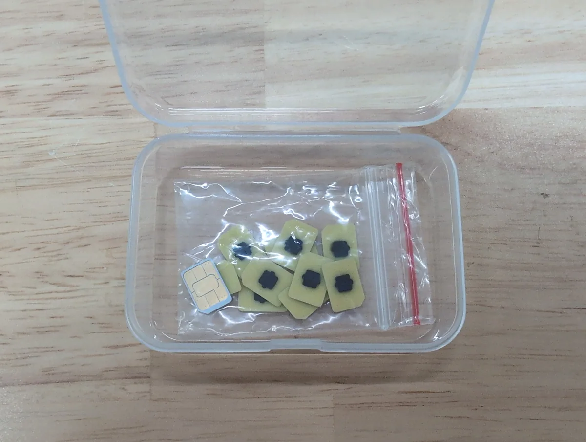 數枚裝在 4FF 卡座上的 eUICC eSIM 晶片