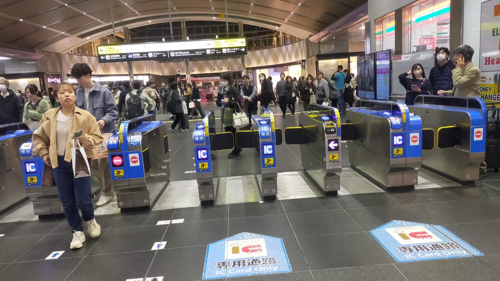 京都車站中央口 JR 西日本的 IC 卡專用自動閘門，閘門上有藍色的 IC 感應區