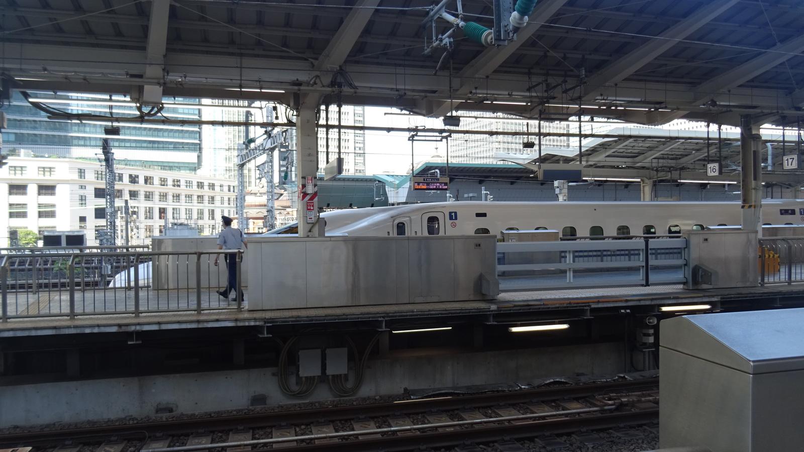 停靠在東京站月台的 N700S 東海道新幹線列車