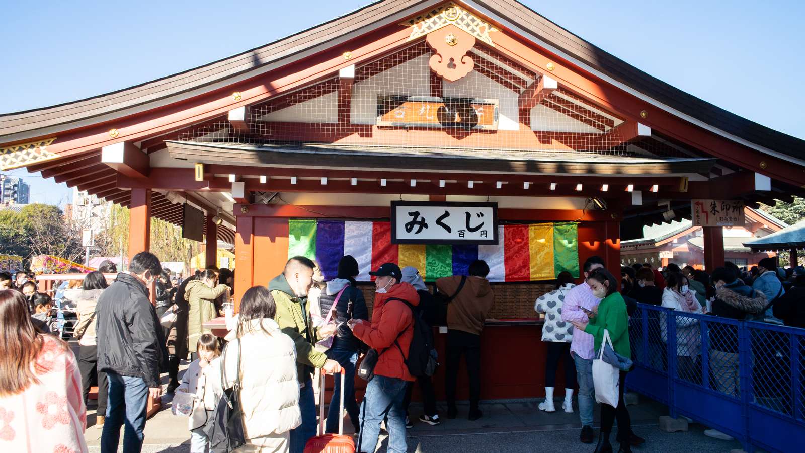 元旦的淺草寺仲見世通擠滿初詣的人潮，遠處是寶藏門與新年裝飾