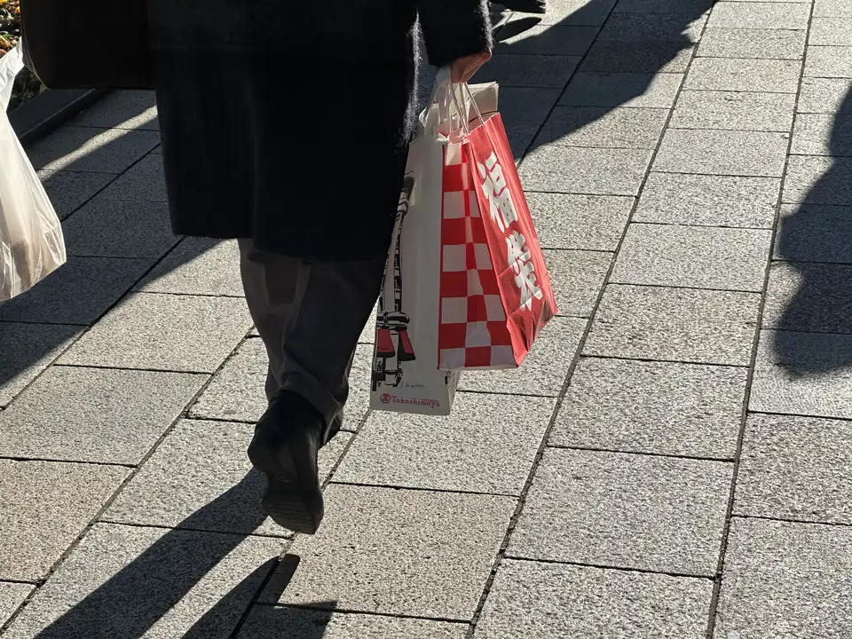 2026 年 1 月 3 日店頭陳列的福袋，紙袋上印著金額與福字