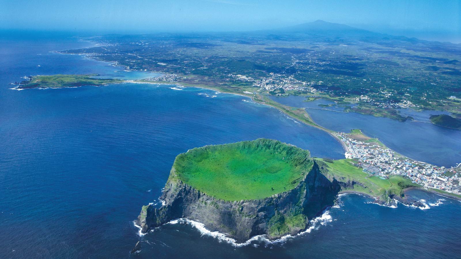 空拍的城山日出峰火山口與周圍的海岸線