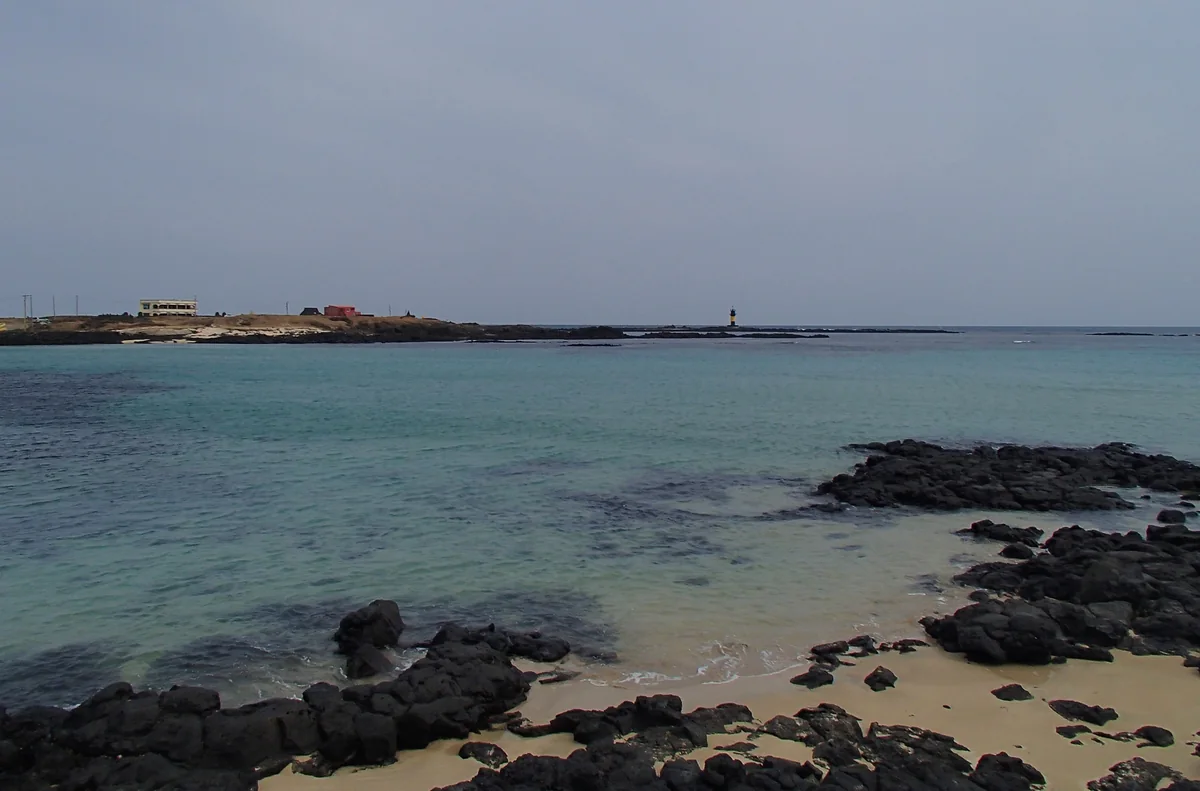 牛島的玄武岩海岸與清澈海水