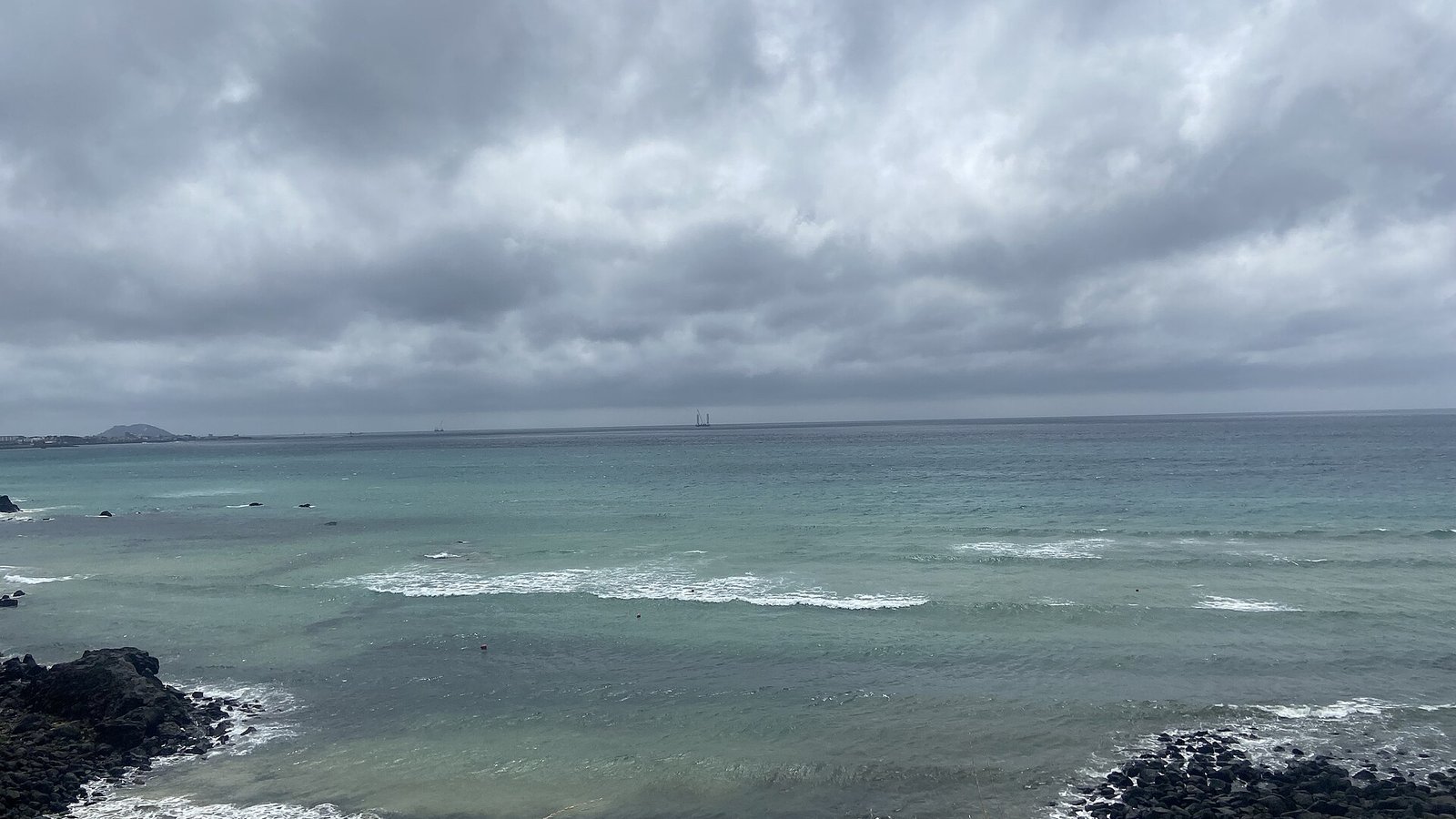 濟州涯月海岸的玄武岩岸邊與海面