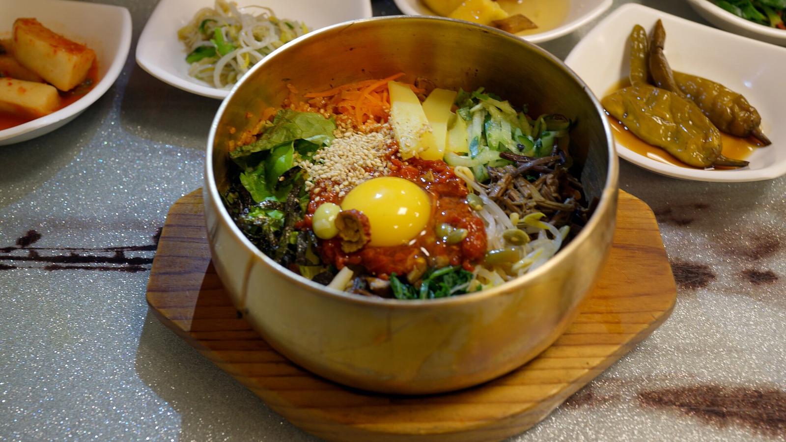 一碗全州拌飯，飯上分區鋪著蔬菜與其他配料