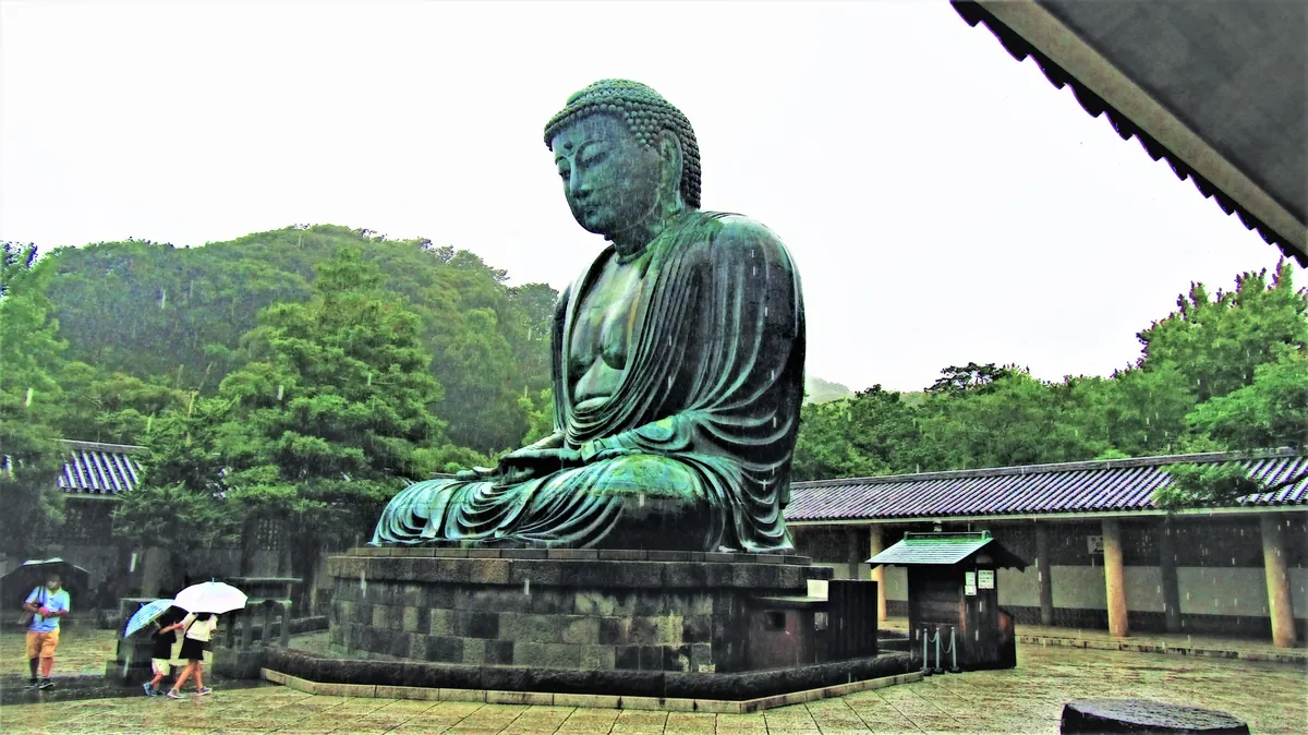 高德院的青銅鎌倉大佛坐像，前方有參拜的遊客