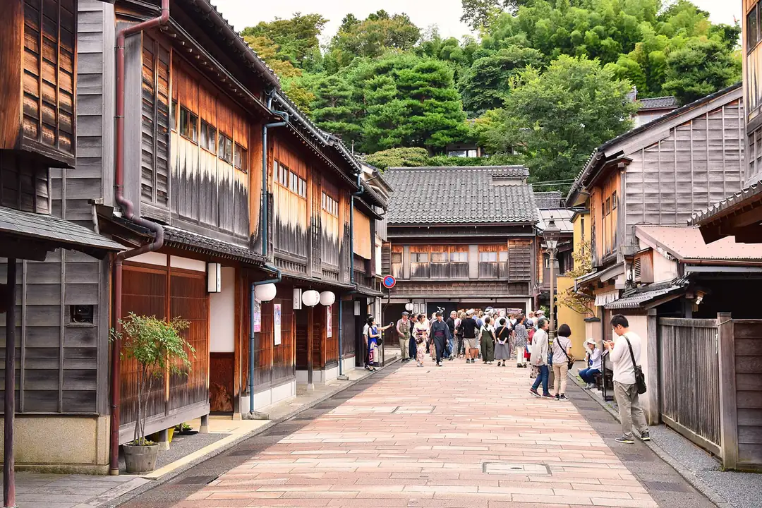 金澤東茶屋街兩側木造町屋的石板路