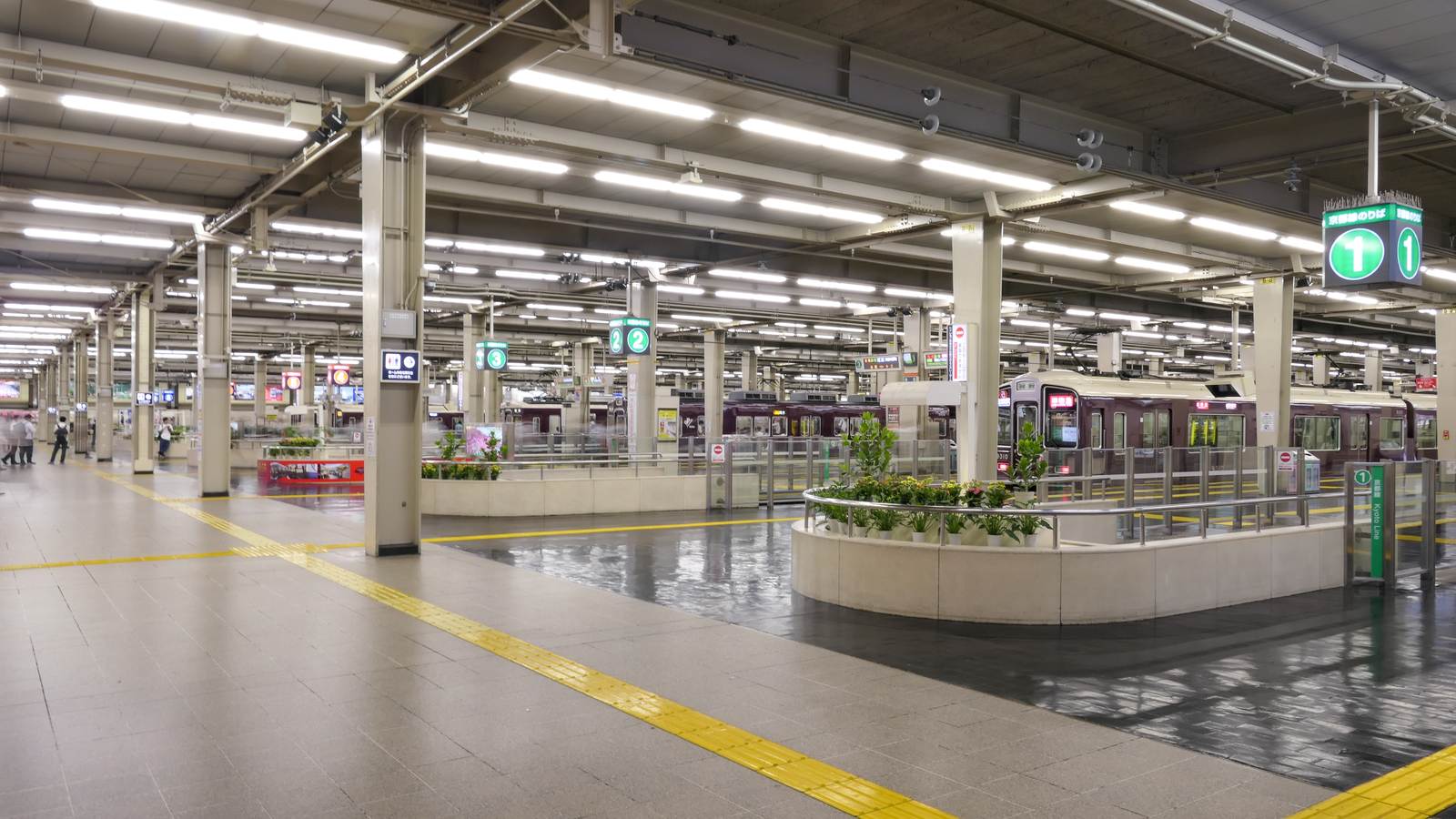 阪急大阪梅田站的頭端式月台，多列栗色阪急電車並排停靠在明亮的站內