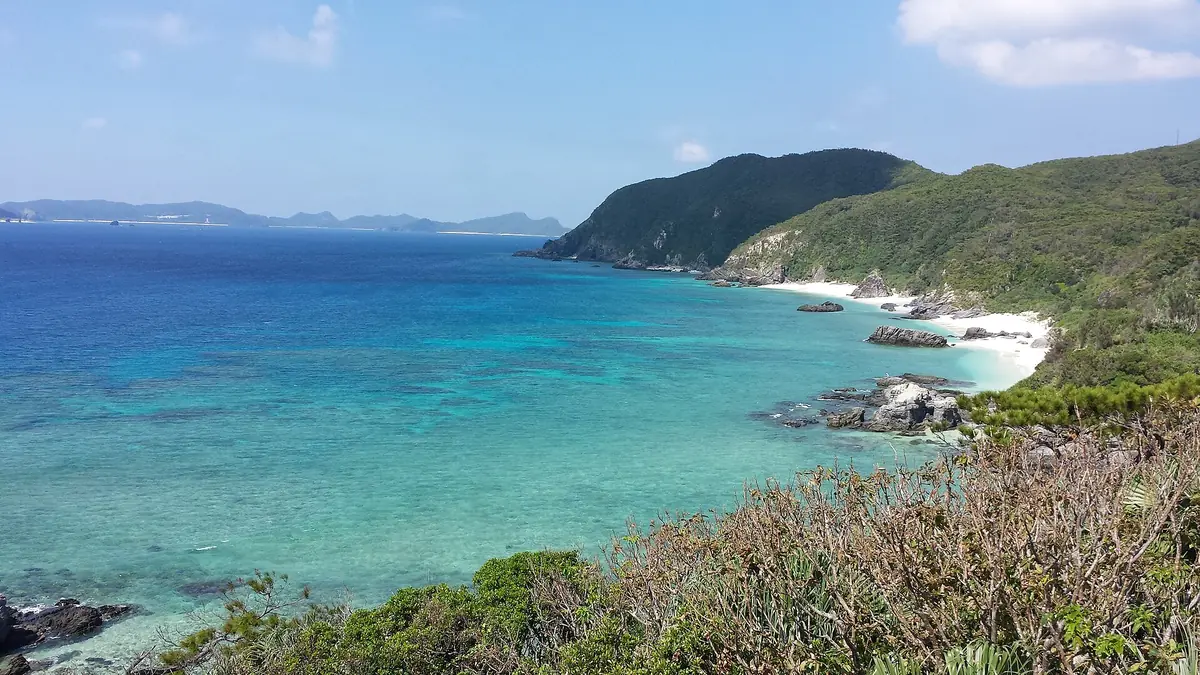 從阿波連展望台看渡嘉敷島的海岸線、白沙灘與淺藍色海面