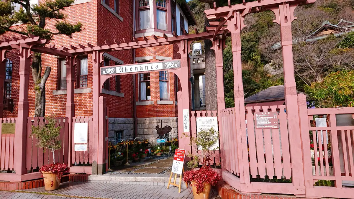 北野異人館街的風見雞館,紅磚洋房屋頂上立著風向雞