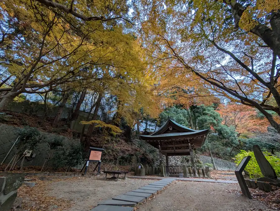 有馬溫泉的炭酸泉源公園,紅葉季的樹木環繞著小亭子