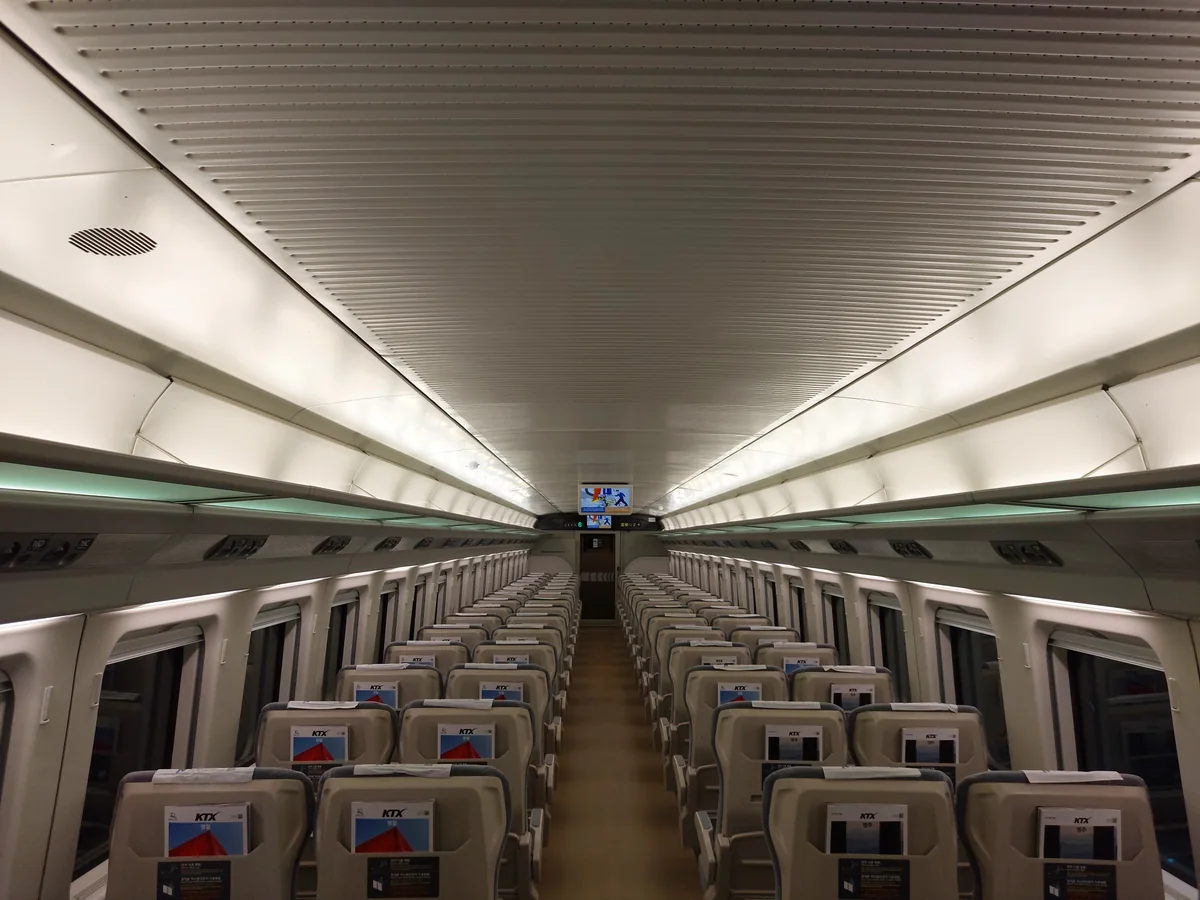 KTX-青龍列車一般室車廂內部，藍色座椅整齊排列