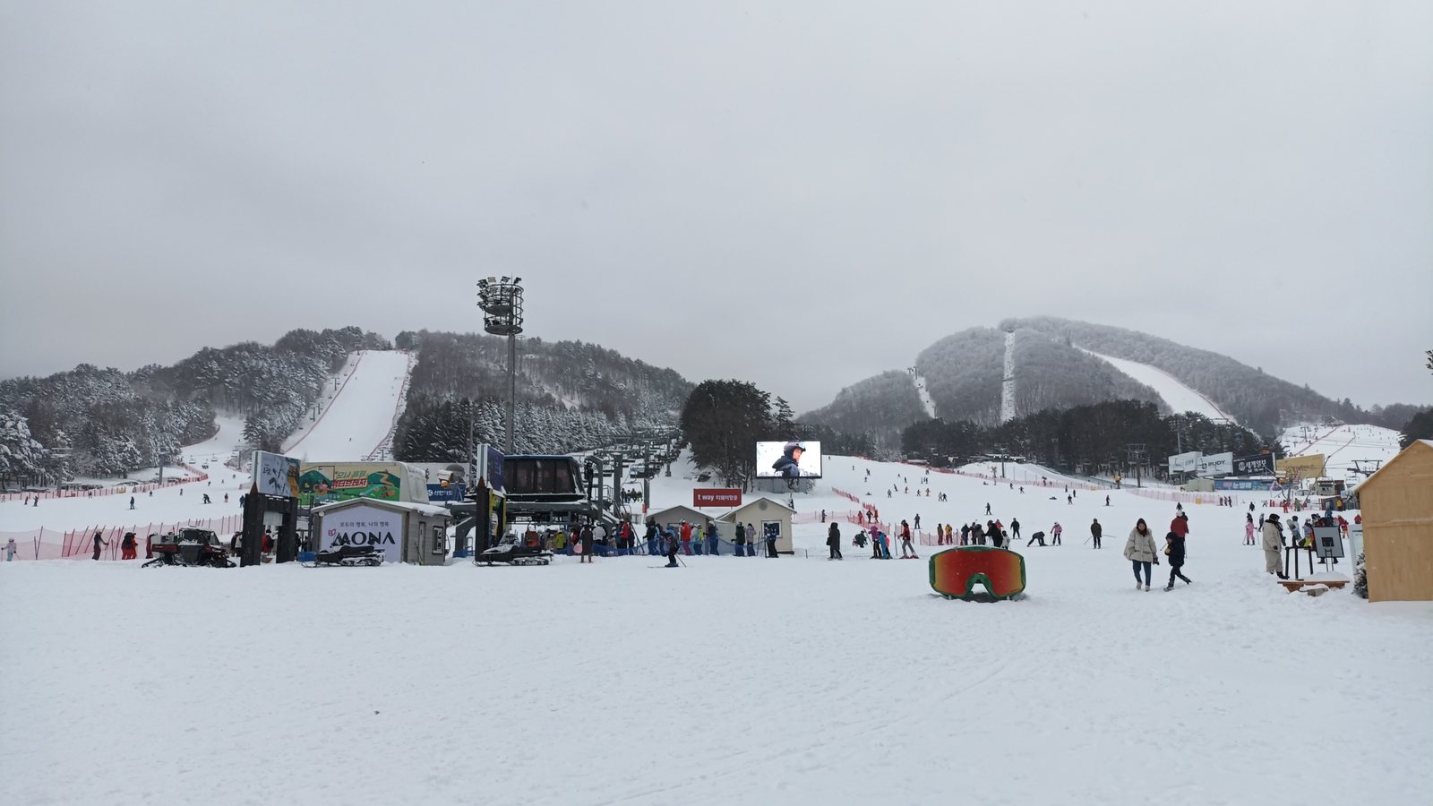 龍平雪場正面的雪道與山坡，雪道下方是滑雪客集合的廣場