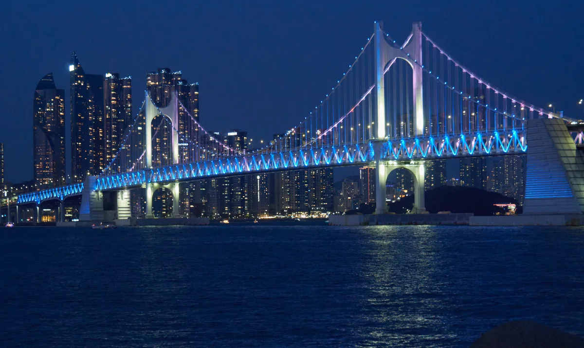 從廣安里海灘看打燈的廣安大橋夜景
