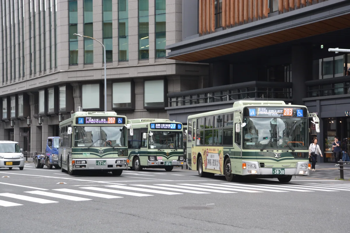 京都四条通上排隊等紅燈的多輛京都市巴士