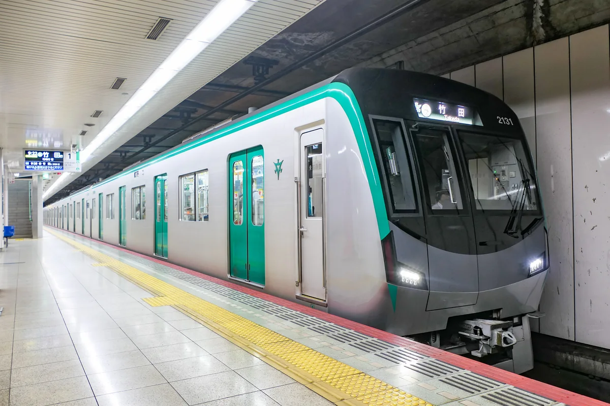 京都市營地鐵烏丸線 20 系電車停靠在松崎站月台