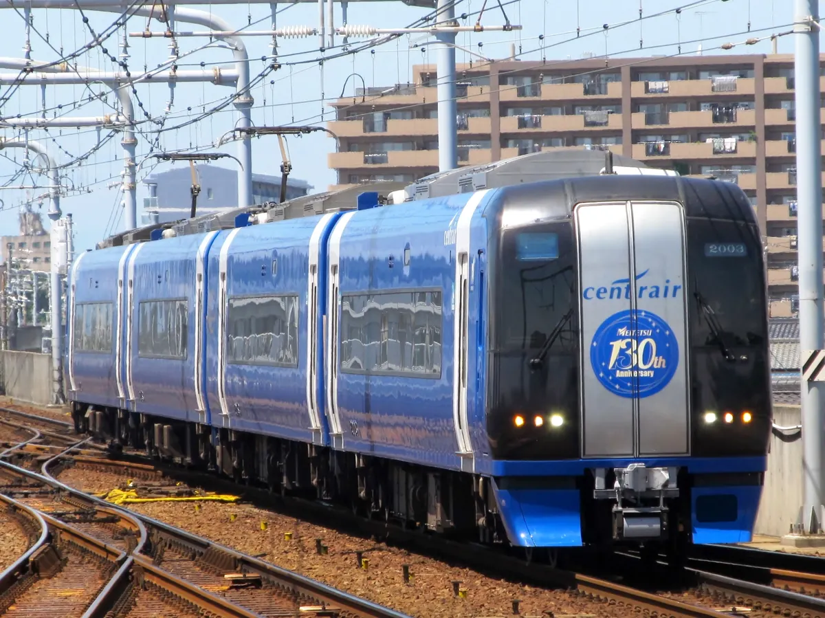 名鐵 2000 系 μ-SKY 藍白車身列車行駛在常滑線上，往中部國際機場方向