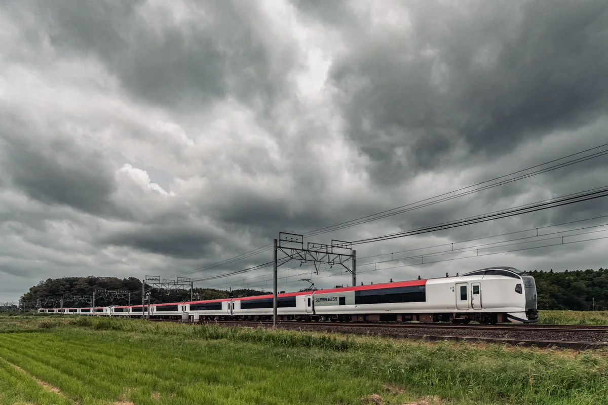 A JR East E259 series Narita Express N'EX train rounding a curve in Chiba Prefecture