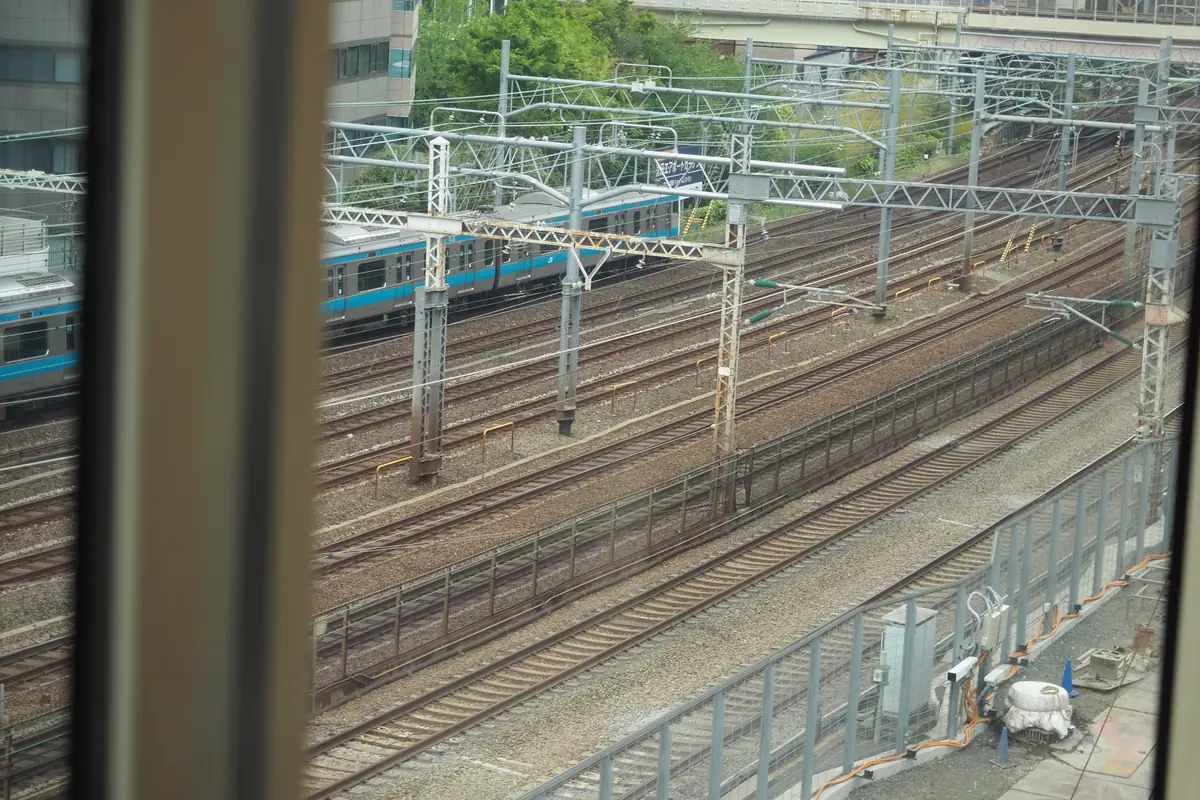 A Tokyo Monorail train on the elevated track between Haneda Airport and Hamamatsuchō