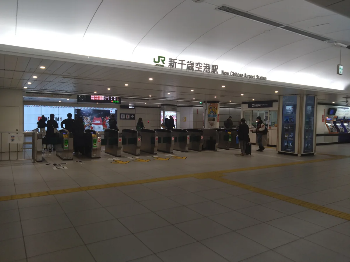 2025 年的 JR 新千歲空港站入口，位在航廈地下 1 樓