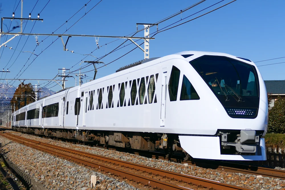 東武 N100 系 SPACIA X 特急列車在冬天的田野間行駛於東武日光線