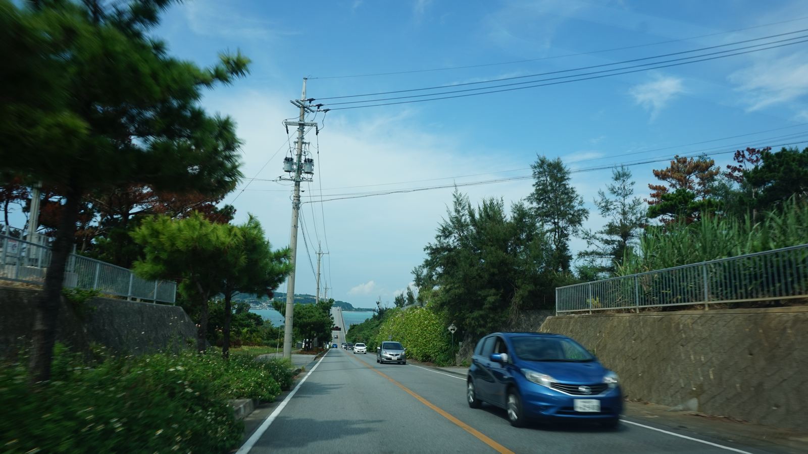 開往古宇利大橋的沖繩公路，兩側是碧綠的海