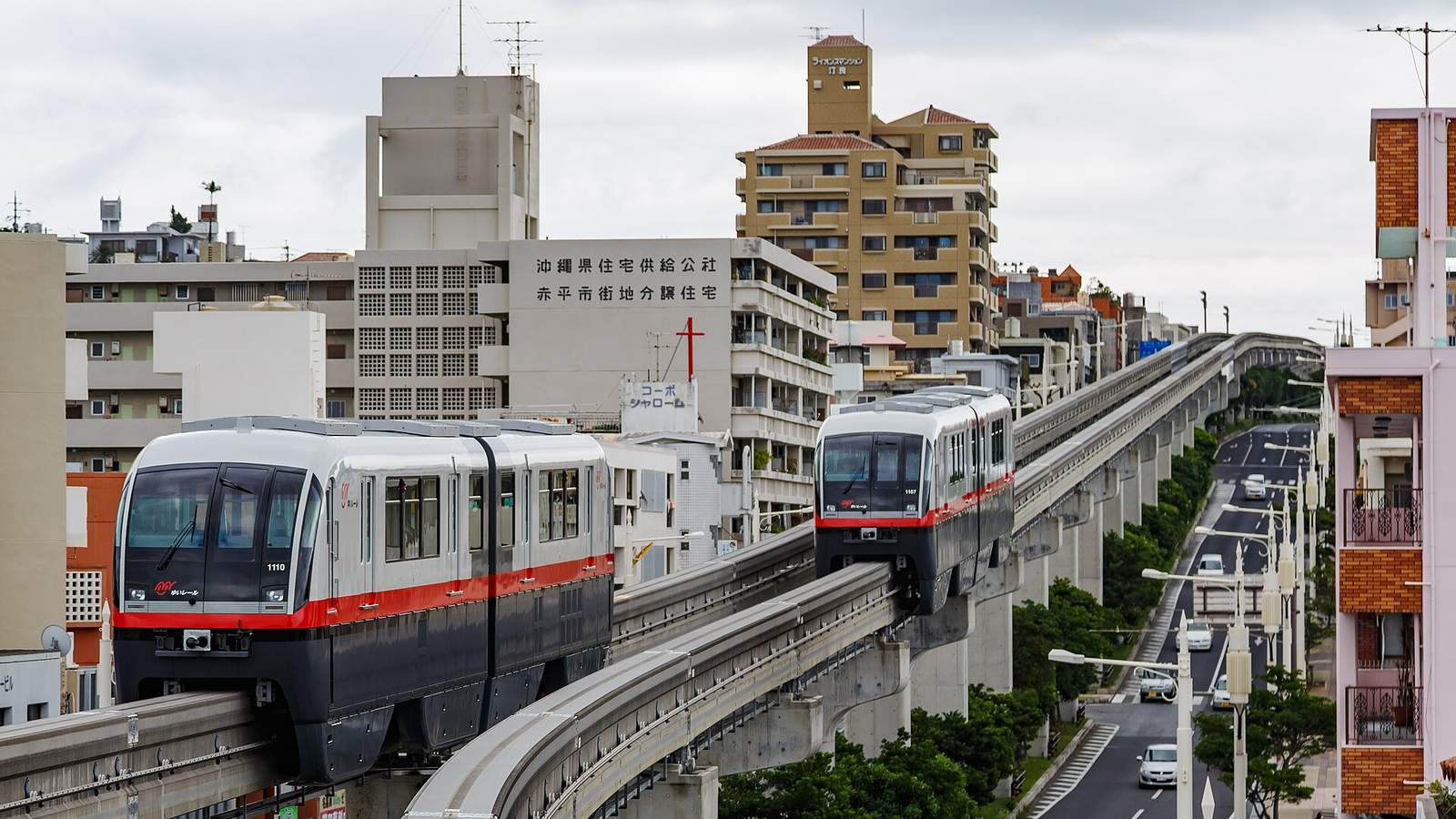 兩列沖繩都市單軌電車在那霸市區的高架軌道上交會